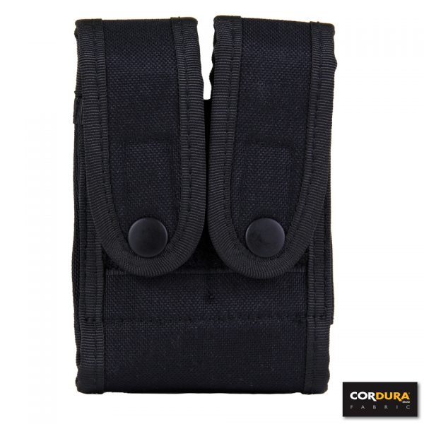 DOUBLE MAGAZINE HOLDER POUCH CORDURA DP227 Dubbele pistool magazijn houder van 100% Cordura. De houder is geschikt voor de volgende pistool types: Glock 17/19 Baretta 92F Sig Sauer P226/P226/etc. Walther PPQ Colt 1911 Ook kleine zakmessen of tools passen erin. Voorzien van lederen riemlus. Afmeting: 14 x 10 x 3 cm. <div class="colordesc">Zwart</div>