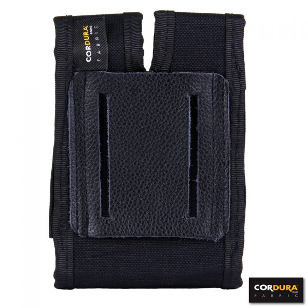 DOUBLE MAGAZINE HOLDER POUCH CORDURA DP2272 Dubbele pistool magazijn houder van 100% Cordura. De houder is geschikt voor de volgende pistool types: Glock 17/19 Baretta 92F Sig Sauer P226/P226/etc. Walther PPQ Colt 1911 Ook kleine zakmessen of tools passen erin. Voorzien van lederen riemlus. Afmeting: 14 x 10 x 3 cm. <div class="colordesc">Zwart</div>
