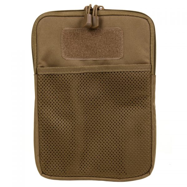 I PAD HOES NEW STYLE Tablet cover gemaakt van 100% nylon. Toe te passen op MOLLE systeem. Aan de voorzijde zit een extra opberg gedeelte wat afsluitbaar is met velcro. Tevens is de cover voorzien van een handvat, en velcro voor het bevestigen van een badge. <strong>Afmeting: </strong>27,5 x 20 x 1,5 cm <div class="colordesc">coyote</div>