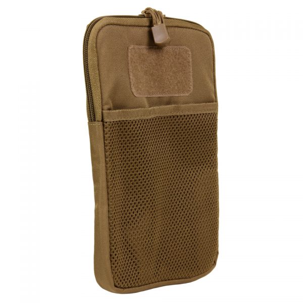 I PAD HOES NEW STYLE1 Tablet cover gemaakt van 100% nylon. Toe te passen op MOLLE systeem. Aan de voorzijde zit een extra opberg gedeelte wat afsluitbaar is met velcro. Tevens is de cover voorzien van een handvat, en velcro voor het bevestigen van een badge. <strong>Afmeting: </strong>27,5 x 20 x 1,5 cm <div class="colordesc">coyote</div>