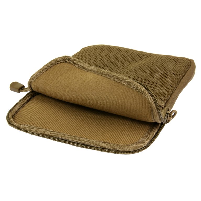 I PAD HOES NEW STYLE2 Tablet cover gemaakt van 100% nylon. Toe te passen op MOLLE systeem. Aan de voorzijde zit een extra opberg gedeelte wat afsluitbaar is met velcro. Tevens is de cover voorzien van een handvat, en velcro voor het bevestigen van een badge. <strong>Afmeting: </strong>27,5 x 20 x 1,5 cm <div class="colordesc">coyote</div>