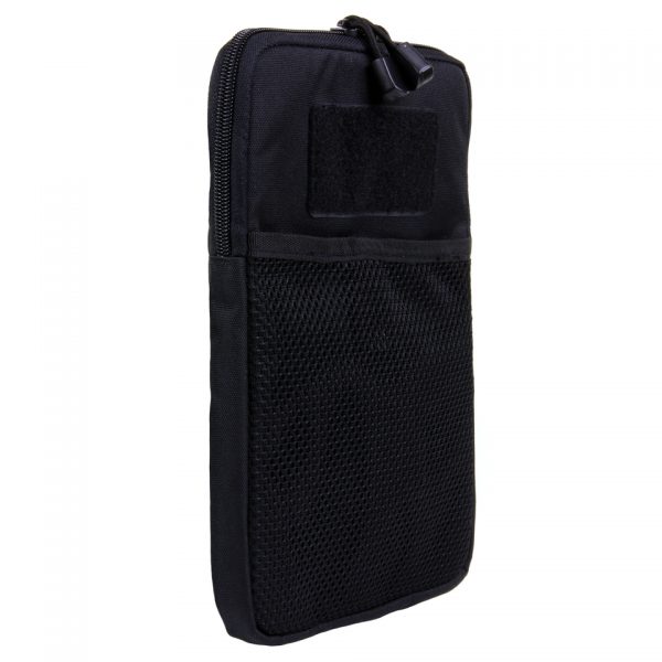 I PAD HOES NEW STYLE3 Tablet cover gemaakt van 100% nylon. Toe te passen op MOLLE systeem. Aan de voorzijde zit een extra opberg gedeelte wat afsluitbaar is met velcro. Tevens is de cover voorzien van een handvat, en velcro voor het bevestigen van een badge. <strong>Afmeting: </strong>27,5 x 20 x 1,5 cm <div class="colordesc">zwart</div>