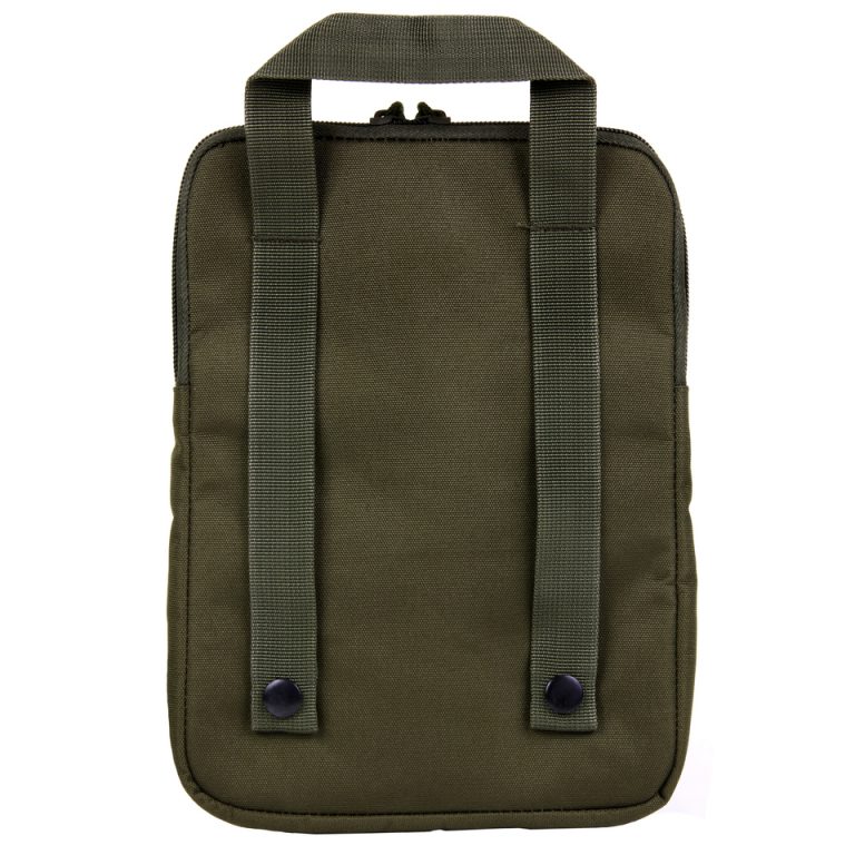 I PAD HOES NEW STYLE8 Tablet cover gemaakt van 100% nylon. Toe te passen op MOLLE systeem. Aan de voorzijde zit een extra opberg gedeelte wat afsluitbaar is met velcro. Tevens is de cover voorzien van een handvat, en velcro voor het bevestigen van een badge. <strong>Afmeting: </strong>27,5 x 20 x 1,5 cm <div class="colordesc">groen</div>