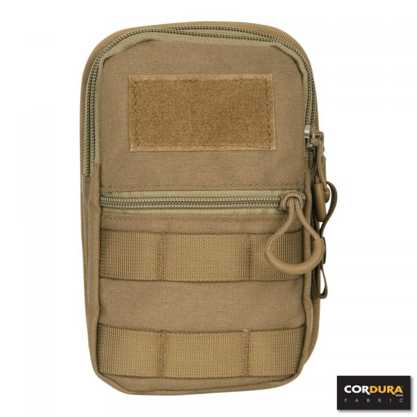 PADDED UTILITY POUCH CORDURA LQ161684 Utility Pouch gemaakt van Cordura Fabric Nylon. Multifunctionele pouch tijdens outdoor activiteiten of dienst. <strong>Kenmerken:</strong> <ul> <li>Voorzien van Molle</li> <li>YKK rits</li> <li>Cordura Fabric</li> <li>Versterkte achterkant pouch</li> <li>Riem om ritsen vast te zetten</li> <li>Klein opberg compartiment voorzijde</li> </ul> <strong>Afmeting: </strong>20 x 12 x 6 cm coyote