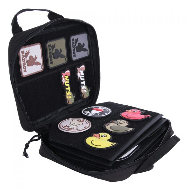PATCH COLLECTOR1 De <strong>Patch Collector</strong> van <strong>101 INC</strong> is dé ideale opbergtas voor het overzichtelijk bewaren en presenteren van al je patches. Of je nu een verzamelaar bent of een professioneel display wilt creëren, deze tas biedt de perfecte combinatie van functionaliteit en stijl. Met een <strong>dubbele rits</strong> en een stevig <strong>handvat</strong> is de tas gemakkelijk te vervoeren. De buitenzijde is voorzien van <strong>velcro</strong>, waardoor je je favoriete patches direct kunt bevestigen. Aan de binnenzijde vind je <strong>vier uitneembare pagina's</strong>, wat het organiseren van je collectie eenvoudig maakt. <div class="colordesc">zwart</div>
