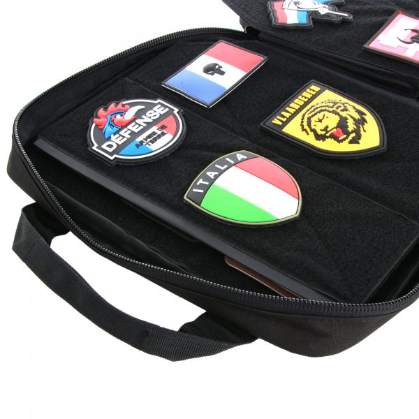 PATCH COLLECTOR10 De <strong>Patch Collector</strong> van <strong>101 INC</strong> is dé ideale opbergtas voor het overzichtelijk bewaren en presenteren van al je patches. Of je nu een verzamelaar bent of een professioneel display wilt creëren, deze tas biedt de perfecte combinatie van functionaliteit en stijl. Met een <strong>dubbele rits</strong> en een stevig <strong>handvat</strong> is de tas gemakkelijk te vervoeren. De buitenzijde is voorzien van <strong>velcro</strong>, waardoor je je favoriete patches direct kunt bevestigen. Aan de binnenzijde vind je <strong>vier uitneembare pagina's</strong>, wat het organiseren van je collectie eenvoudig maakt. <div class="colordesc">zwart</div>