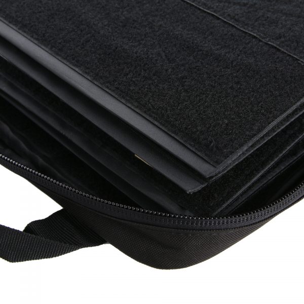 PATCH COLLECTOR2 De <strong>Patch Collector</strong> van <strong>101 INC</strong> is dé ideale opbergtas voor het overzichtelijk bewaren en presenteren van al je patches. Of je nu een verzamelaar bent of een professioneel display wilt creëren, deze tas biedt de perfecte combinatie van functionaliteit en stijl. Met een <strong>dubbele rits</strong> en een stevig <strong>handvat</strong> is de tas gemakkelijk te vervoeren. De buitenzijde is voorzien van <strong>velcro</strong>, waardoor je je favoriete patches direct kunt bevestigen. Aan de binnenzijde vind je <strong>vier uitneembare pagina's</strong>, wat het organiseren van je collectie eenvoudig maakt. <div class="colordesc">zwart</div>