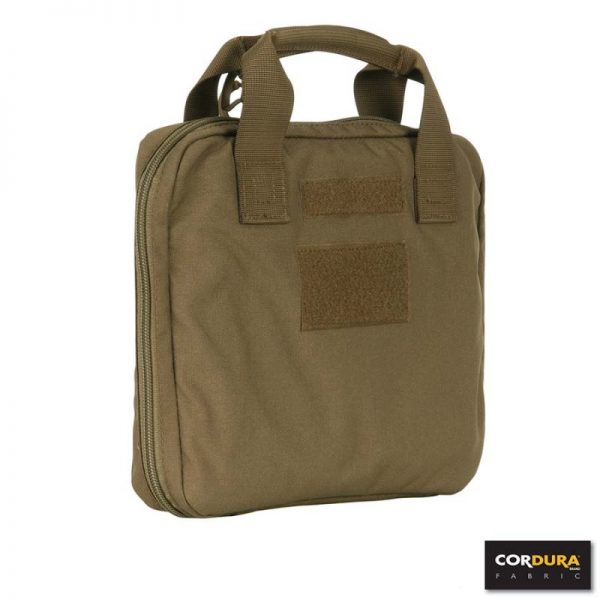 PISTOOL DRAAGTAS CORDURA LQ16169 1 Pistool draagtas gemaakt van Cordura Fabric Nylon. Functionele en duurzame tas om een pistool of andere accessoires veilig en beschermd te vervoeren. Voorzien van dik foam voor optimale bescherming. <strong>Kenmerken:</strong> <ul> <li>Cordura Fabric</li> <li>YKK ritsen</li> <li>Elastische magazijnhouder binnenzijde pouch</li> <li>Opbergvak met rits binnenzijde pouch</li> <li>Velcro paneel voor patch</li> </ul> <strong>Afmeting:</strong> 29 x 24 x 7 cm coyote