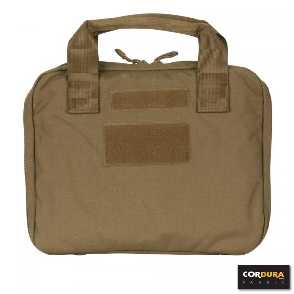 PISTOOL DRAAGTAS CORDURA LQ16169 Pistool draagtas gemaakt van Cordura Fabric Nylon. Functionele en duurzame tas om een pistool of andere accessoires veilig en beschermd te vervoeren. Voorzien van dik foam voor optimale bescherming. <strong>Kenmerken:</strong> <ul> <li>Cordura Fabric</li> <li>YKK ritsen</li> <li>Elastische magazijnhouder binnenzijde pouch</li> <li>Opbergvak met rits binnenzijde pouch</li> <li>Velcro paneel voor patch</li> </ul> <strong>Afmeting:</strong> 29 x 24 x 7 cm coyote
