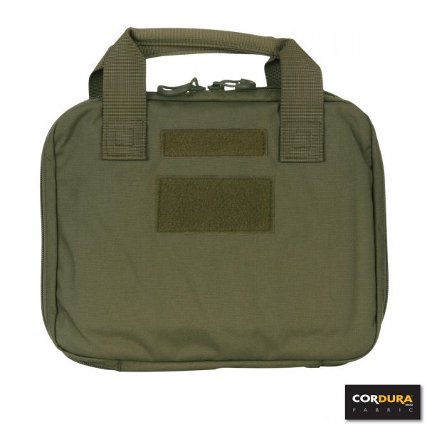 PISTOOL DRAAGTAS CORDURA LQ161692 Pistool draagtas gemaakt van Cordura Fabric Nylon. Functionele en duurzame tas om een pistool of andere accessoires veilig en beschermd te vervoeren. Voorzien van dik foam voor optimale bescherming. <strong>Kenmerken:</strong> <ul> <li>Cordura Fabric</li> <li>YKK ritsen</li> <li>Elastische magazijnhouder binnenzijde pouch</li> <li>Opbergvak met rits binnenzijde pouch</li> <li>Velcro paneel voor patch</li> </ul> <strong>Afmeting:</strong> 29 x 24 x 7 cm groen