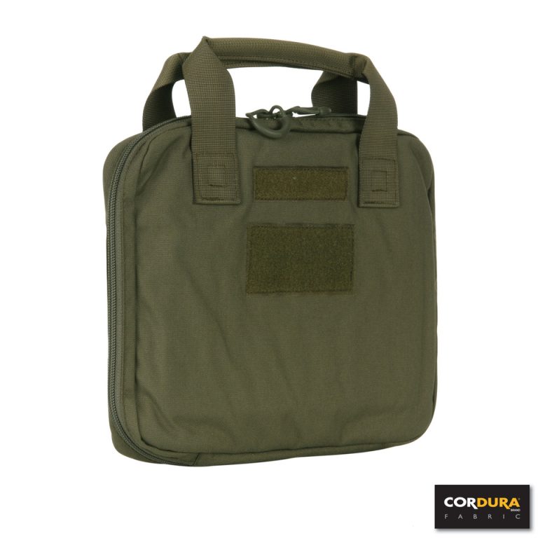PISTOOL DRAAGTAS CORDURA LQ161693 Pistool draagtas gemaakt van Cordura Fabric Nylon. Functionele en duurzame tas om een pistool of andere accessoires veilig en beschermd te vervoeren. Voorzien van dik foam voor optimale bescherming. <strong>Kenmerken:</strong> <ul> <li>Cordura Fabric</li> <li>YKK ritsen</li> <li>Elastische magazijnhouder binnenzijde pouch</li> <li>Opbergvak met rits binnenzijde pouch</li> <li>Velcro paneel voor patch</li> </ul> <strong>Afmeting:</strong> 29 x 24 x 7 cm groen