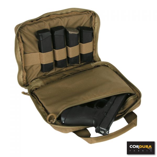 PISTOOL DRAAGTAS CORDURA LQ161694 Pistool draagtas gemaakt van Cordura Fabric Nylon. Functionele en duurzame tas om een pistool of andere accessoires veilig en beschermd te vervoeren. Voorzien van dik foam voor optimale bescherming. <strong>Kenmerken:</strong> <ul> <li>Cordura Fabric</li> <li>YKK ritsen</li> <li>Elastische magazijnhouder binnenzijde pouch</li> <li>Opbergvak met rits binnenzijde pouch</li> <li>Velcro paneel voor patch</li> </ul> <strong>Afmeting:</strong> 29 x 24 x 7 cm groen