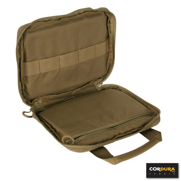 PISTOOL DRAAGTAS CORDURA LQ161695 1 Pistool draagtas gemaakt van Cordura Fabric Nylon. Functionele en duurzame tas om een pistool of andere accessoires veilig en beschermd te vervoeren. Voorzien van dik foam voor optimale bescherming. <strong>Kenmerken:</strong> <ul> <li>Cordura Fabric</li> <li>YKK ritsen</li> <li>Elastische magazijnhouder binnenzijde pouch</li> <li>Opbergvak met rits binnenzijde pouch</li> <li>Velcro paneel voor patch</li> </ul> <strong>Afmeting:</strong> 29 x 24 x 7 cm coyote