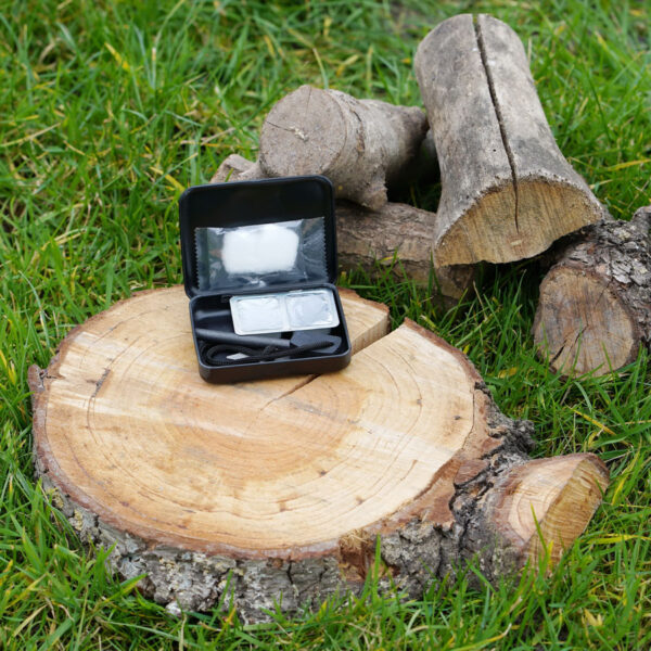 429745 Magnesium vuurstarter set in doosje1 Ben je een avontuurlijke ziel die graag de wildernis intrekt of ben je gewoon op zoek naar een betrouwbare manier om vuur te maken? Onze Magnesium Vuurstarter Set is de perfecte metgezel voor outdoorliefhebbers, kampeerders en survivalisten. Deze complete vuurkit wordt geleverd in een handig doosje en bevat een krachtige magnesium stick, waarmee je gemakkelijk vuur kunt maken, zelfs in de meest uitdagende omstandigheden. Het magnesiumblok levert hete vonken om brandbaar materiaal zoals droge bladeren, takken of tondel te ontsteken. Deze vuurstarter is een onmisbaar hulpmiddel om je warm te houden, voedsel te bereiden of een noodsituatie aan te pakken. Kenmerken van de set: <ul> <li>Magnesium stick: Levert intense vonken om vuur te ontsteken.</li> <li>Strijker: Geïntegreerd in het doosje voor eenvoudig gebruik.</li> <li>Handig doosje: Compact en draagbaar, past in je broekzak of rugzak.</li> <li>Koord: Voor bevestiging aan een sleutelhanger of uitrusting.</li> <li>Instructies: Gedetailleerde stappen om vuur te maken.</li> </ul> Deze vuurstarter is niet alleen geschikt voor outdoor avonturen, maar kan ook van onschatbare waarde zijn bij noodsituaties of stroomstoringen. Met de Magnesium Vuurstarter Set ben je altijd voorbereid en kun je rekenen op een betrouwbare vuurbron, ongeacht de omstandigheden. Voeg deze vuurkit toe aan je uitrusting en geniet van de gemoedsrust die komt met de wetenschap dat je altijd in staat bent om vuur te maken. Bestel vandaag nog en ontdek de eindeloze mogelijkheden die deze magnesium vuurstarter biedt!