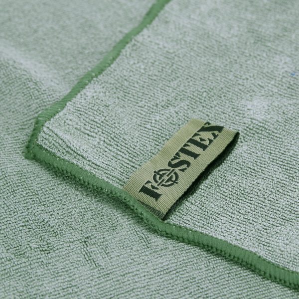 469021 Handdoek microfiber 120 X 60 Onze Microfiber Handdoek Groen, met een royale afmeting van 120 x 60 cm, biedt het beste in comfort en functionaliteit. Gemaakt van een mix van 80% polyester en 20% polyamide, combineert deze handdoek superieure zachtheid met uitstekende absorptie-eigenschappen. Het microvezelmateriaal is niet alleen buitengewoon zacht voor je huid, maar het is ook sneldrogend, wat betekent dat je jezelf snel kunt afdrogen en verfrissen. Of je nu naar het strand gaat, gaat kamperen of gewoon een snelle douche neemt, deze handdoek is je ideale metgezel. Lichtgewicht en compact, hij is gemakkelijk mee te nemen in je tas of rugzak. Kies voor comfort en efficiëntie met onze Microfiber Handdoek. Handdoek microfiber van 80% polyester en 20% polyamide Afmeting: 120 X 60 cm.