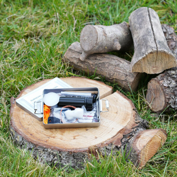 Aluminium box survival gear777 <strong>Specificaties:</strong> <ul> <li><strong>Afmetingen box:</strong> 9,5 x 3,5 x 14 cm</li> <li><strong>Gewicht:</strong> 305 g</li> <li><strong>Kleur:</strong> Zilver/Chrome</li> <li><strong>Materiaal box:</strong> Hoogwaardig aluminium</li> </ul> <strong>Waarom kiezen voor de Fosco Industries Noodkit Aluminium Box?</strong> ✔ <strong>Volledig uitgerust:</strong> Alles wat je nodig hebt om te overleven in noodsituaties, overzichtelijk georganiseerd. ✔ <strong>Waterdicht en duurzaam:</strong> Beschermt de inhoud onder alle weersomstandigheden. ✔ <strong>Compact en draagbaar:</strong> Ideaal om mee te nemen in je rugzak of noodpakket. ✔ <strong>Essentiële tools:</strong> Voor vuur, navigatie, voeding, signalering en meer. ✔ <strong>Geschikt voor elke situatie:</strong> Perfect voor noodgevallen, avonturen in de natuur of je survivaluitrusting. Of je nu de natuur intrekt of gewoon voorbereid wilt zijn op onverwachte situaties, de <strong>Fosco Industries Noodkit Aluminium Box</strong> biedt je de zekerheid die je nodig hebt. <strong>Bestel vandaag nog en wees voorbereid op elke noodsituatie!</strong>