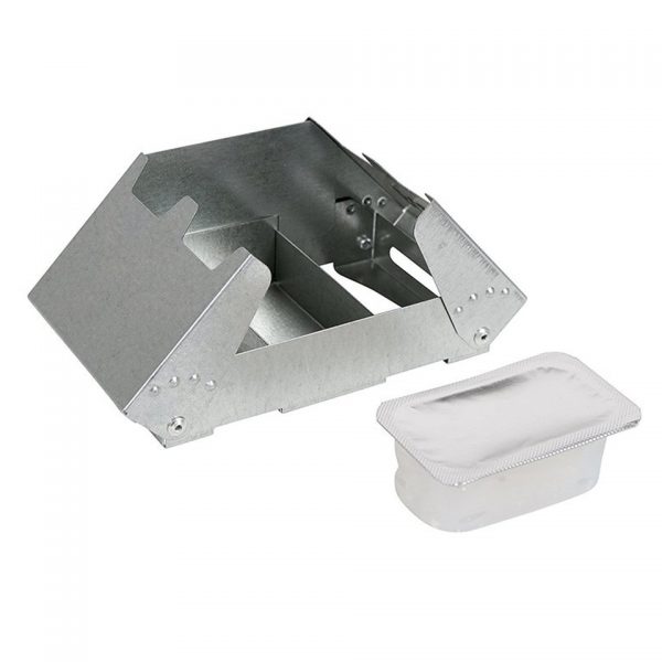 BCB FOLDING COOKER AND WINDBREAK2 De <strong>BCB Folding Cooker and Windbreak</strong> is een compact en handig kooktoestel dat ideaal is voor onderweg. Dit <strong>zakvormige kooktoestel</strong> is volledig van metaal en biedt een betrouwbare manier om maaltijden te bereiden tijdens je outdooravonturen. Het is ontworpen om lichtgewicht, herbruikbaar en gemakkelijk op te bergen te zijn, wat het perfect maakt voor wandelen, backpacken, kamperen of andere buitenactiviteiten. De meegeleverde windscherm helpt je om ook bij winderige omstandigheden effectief te koken. Dit kooktoestel biedt je de mogelijkheid om snel en efficiënt maaltijden te bereiden zonder te veel ruimte of gewicht toe te voegen aan je bagage. Het robuuste ontwerp zorgt ervoor dat het kooktoestel bestand is tegen het intensieve gebruik dat je kunt verwachten tijdens outdooractiviteiten. Dankzij het <strong>windscherm</strong> kan je kookervaring zelfs in winderige omstandigheden soepel verlopen, waardoor je brandstof bespaart en de kooktijd vermindert.