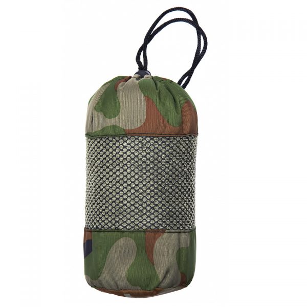 HANDDOEK MICROFIBER 120 X 60 Onze Microfiber Handdoek Groen, met een royale afmeting van 120 x 60 cm, biedt het beste in comfort en functionaliteit. Gemaakt van een mix van 80% polyester en 20% polyamide, combineert deze handdoek superieure zachtheid met uitstekende absorptie-eigenschappen. Het microvezelmateriaal is niet alleen buitengewoon zacht voor je huid, maar het is ook sneldrogend, wat betekent dat je jezelf snel kunt afdrogen en verfrissen. Of je nu naar het strand gaat, gaat kamperen of gewoon een snelle douche neemt, deze handdoek is je ideale metgezel. Lichtgewicht en compact, hij is gemakkelijk mee te nemen in je tas of rugzak. Kies voor comfort en efficiëntie met onze Microfiber Handdoek. Handdoek microfiber van 80% polyester en 20% polyamide Afmeting: 120 X 60 cm.