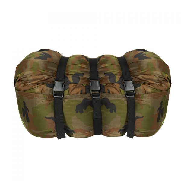 SLAAPZAK PILOT CAMO Slaapzak pilot woodland <strong>Kenmerken:</strong> <ul> <li>Buitenkant van 100% polyester</li> <li>Voering van 100% polycotton Polykatoen of polycotton is een mix van katoen en een polyester vezel. Het is kreukvrij en zacht. Het combineert de eigenschappen van katoen en polyester en is daardoor kwalitatief sterker dan alleen polyester of alleen katoen.</li> <li>20 tot -5 graden</li> <li>Afmeting; 210 X 80 cm</li> </ul>