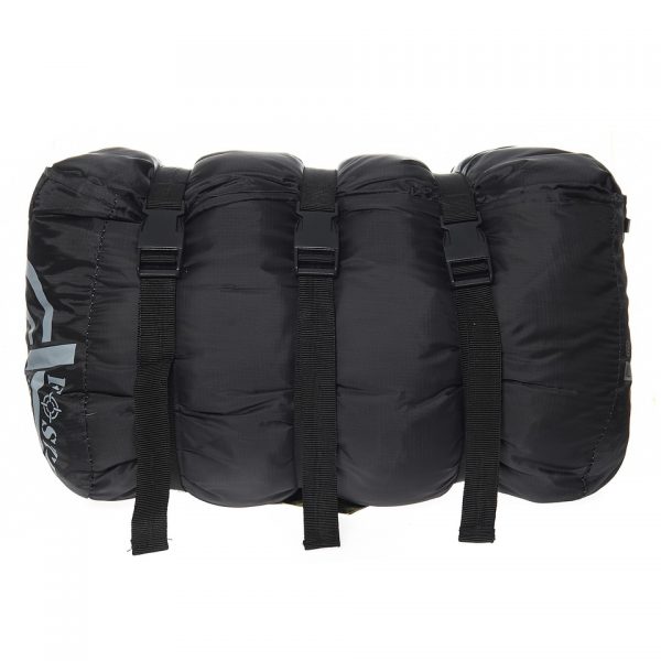 SLAAPZAK PILOT ZWART Slaapzak pilot zwart <strong>Kenmerken:</strong> <ul> <li>Buitenkant van 100% polyester</li> <li>Voering van 100% polycotton</li> <li>20 tot -5 graden</li> <li>Afmeting; 210 X 80 cm</li> </ul>