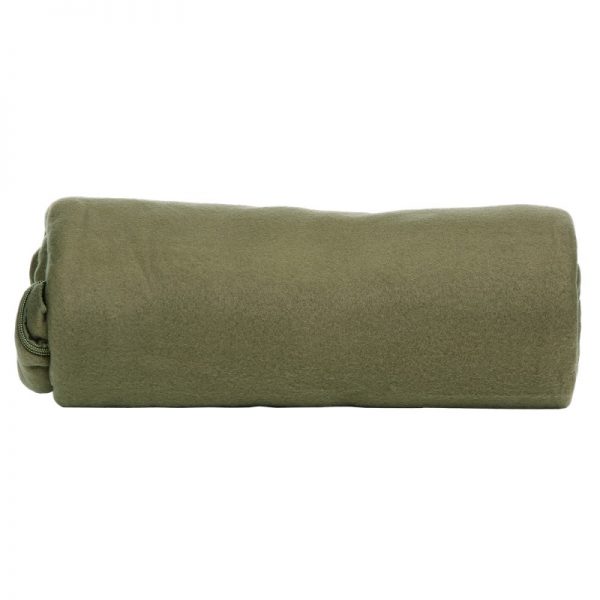 313226 Slaapzak fleece De Slaapzak Fleece is een veelzijdige en comfortabele optie voor elke outdoorliefhebber. Gemaakt van 100% fleece, biedt deze slaapzak een zachte en warme slaapervaring, perfect voor zowel binnen- als buitengebruik. Dankzij de lichte en compacte constructie is hij gemakkelijk mee te nemen op kampeertrips of andere avonturen. Wat deze slaapzak extra handig maakt, is zijn multifunctionaliteit. Je kunt hem niet alleen als slaapzak gebruiken, maar ook als een warme deken of als extra voering binnen een andere slaapzak bij extreem koude omstandigheden. Met een royale afmeting van 190 x 75 cm biedt de slaapzak voldoende ruimte voor een comfortabele nachtrust.