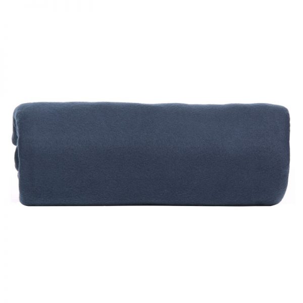 313226 Slaapzak fleece blauw De Slaapzak Fleece is een veelzijdige en comfortabele optie voor elke outdoorliefhebber. Gemaakt van 100% fleece, biedt deze slaapzak een zachte en warme slaapervaring, perfect voor zowel binnen- als buitengebruik. Dankzij de lichte en compacte constructie is hij gemakkelijk mee te nemen op kampeertrips of andere avonturen. Wat deze slaapzak extra handig maakt, is zijn multifunctionaliteit. Je kunt hem niet alleen als slaapzak gebruiken, maar ook als een warme deken of als extra voering binnen een andere slaapzak bij extreem koude omstandigheden. Met een royale afmeting van 190 x 75 cm biedt de slaapzak voldoende ruimte voor een comfortabele nachtrust.