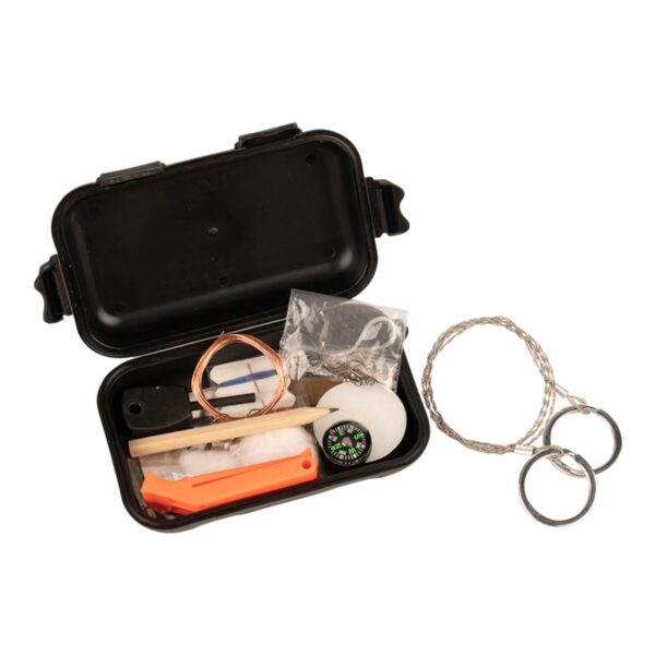 469486 Combat survival kit waterproof5 <strong>Waarom kiezen voor deze kit?</strong> <ul> <li><strong>Waterdichte verpakking</strong>: Beschermt de inhoud tegen water en vuil, essentieel voor natte of onvoorspelbare omgevingen.</li> <li><strong>Essentiële tools</strong>: Bevat een breed scala aan hulpmiddelen voor overleving, waaronder vuurstarten, navigatie, en het maken van schuilplaatsen.</li> <li><strong>Compact en lichtgewicht</strong>: Makkelijk mee te nemen en op te bergen in je tas of rugzak, ideaal voor gebruik in noodsituaties.</li> </ul> <strong>Gewicht:</strong> 180 g <strong>Merk:</strong> Fosco Industries