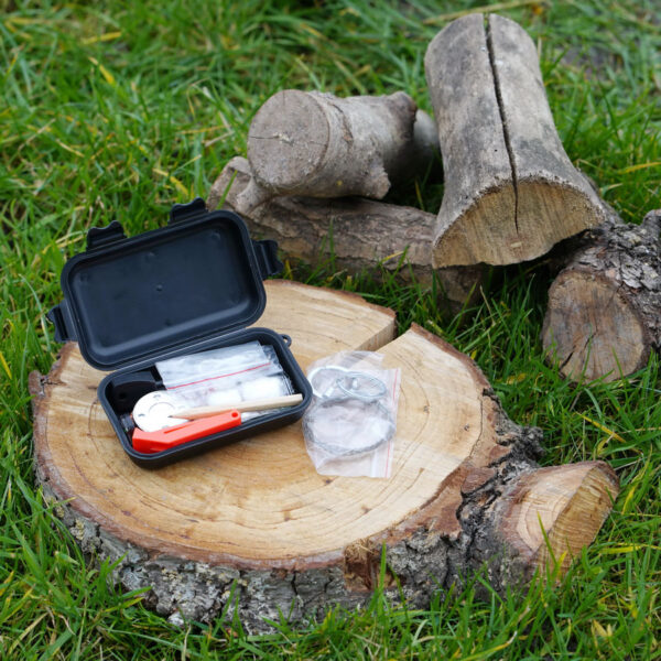 469486 Combat survival kit waterproof6 <strong>Waarom kiezen voor deze kit?</strong> <ul> <li><strong>Waterdichte verpakking</strong>: Beschermt de inhoud tegen water en vuil, essentieel voor natte of onvoorspelbare omgevingen.</li> <li><strong>Essentiële tools</strong>: Bevat een breed scala aan hulpmiddelen voor overleving, waaronder vuurstarten, navigatie, en het maken van schuilplaatsen.</li> <li><strong>Compact en lichtgewicht</strong>: Makkelijk mee te nemen en op te bergen in je tas of rugzak, ideaal voor gebruik in noodsituaties.</li> </ul> <strong>Gewicht:</strong> 180 g <strong>Merk:</strong> Fosco Industries