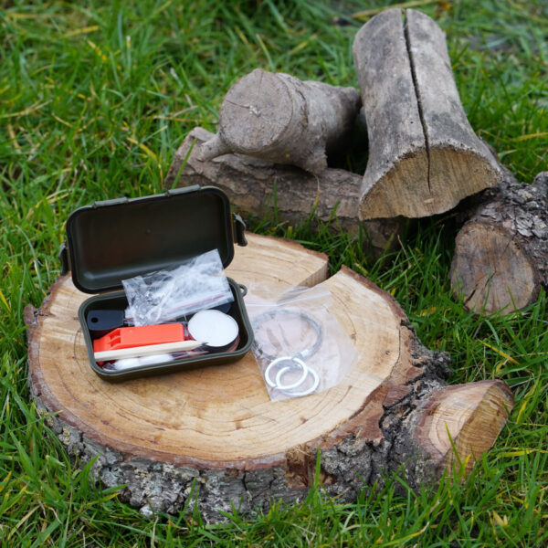 469486 Combat survival kit waterproof7 <strong>Waarom kiezen voor deze kit?</strong> <ul> <li><strong>Waterdichte verpakking</strong>: Beschermt de inhoud tegen water en vuil, essentieel voor natte of onvoorspelbare omgevingen.</li> <li><strong>Essentiële tools</strong>: Bevat een breed scala aan hulpmiddelen voor overleving, waaronder vuurstarten, navigatie, en het maken van schuilplaatsen.</li> <li><strong>Compact en lichtgewicht</strong>: Makkelijk mee te nemen en op te bergen in je tas of rugzak, ideaal voor gebruik in noodsituaties.</li> </ul> <strong>Gewicht:</strong> 180 g <strong>Merk:</strong> Fosco Industries