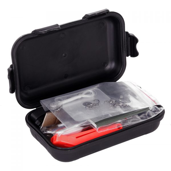 COMBAT SURVIVAL KIT WATERPROOF <strong>Waarom kiezen voor deze kit?</strong> <ul> <li><strong>Waterdichte verpakking</strong>: Beschermt de inhoud tegen water en vuil, essentieel voor natte of onvoorspelbare omgevingen.</li> <li><strong>Essentiële tools</strong>: Bevat een breed scala aan hulpmiddelen voor overleving, waaronder vuurstarten, navigatie, en het maken van schuilplaatsen.</li> <li><strong>Compact en lichtgewicht</strong>: Makkelijk mee te nemen en op te bergen in je tas of rugzak, ideaal voor gebruik in noodsituaties.</li> </ul> <strong>Gewicht:</strong> 180 g <strong>Merk:</strong> Fosco Industries