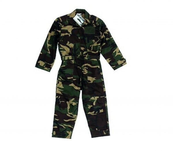 Camouflage Pilot Overall Juniorproef 1 De <strong>CAMOUFLAGE PILOOT OVERALL JUNIOR</strong> biedt een stoere en praktische outfit voor jonge avonturiers. Deze overall is speciaal ontworpen voor kinderen en is verkrijgbaar in maten van 92 t/m 164, waardoor je altijd de juiste maat kunt vinden op basis van kindlengtes. De overall is vervaardigd uit een duurzame mix van <strong>65% polyester en 35% katoen</strong>, wat zorgt voor comfort en robuustheid. Een handig detail is de <strong>klittenband patch</strong>, waarmee je eenvoudig een persoonlijke batch kunt bevestigen. Ideaal voor rollenspellen, outdoor avonturen, of gewoon voor dagelijks plezier.