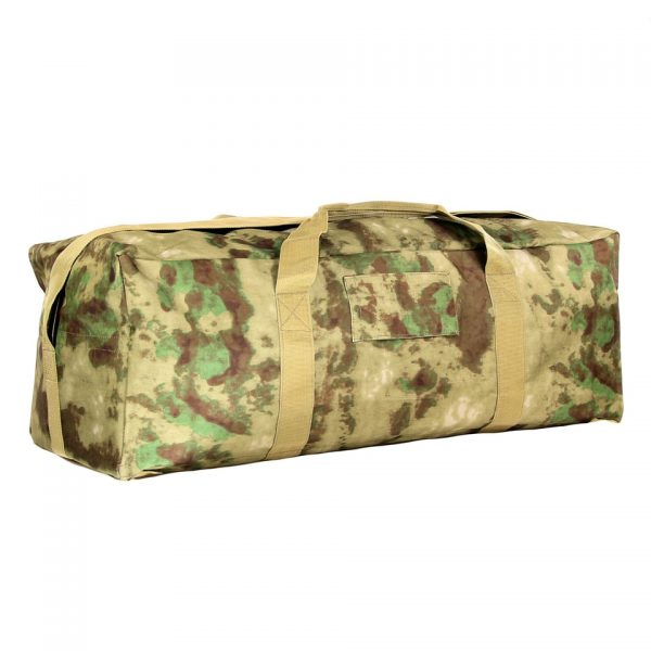 PILOTTAS KL CAMO1 De Pilottas KL Camo is een grote pilotendraagtas gemaakt van duurzaam 100% nylon materiaal. Met een afmeting van 80 x 31 x 27 cm biedt deze tas veel ruimte om spullen in op te bergen zoals kleding of sportspullen. Het is de ideale tas voor een weekendje weg, een sporttoernooi of voor het vervoeren van je gear. De tas is gemaakt van hoogwaardig nylon materiaal dat bestand is tegen slijtage en scheuren. De KL Camo kleurstelling geeft de tas een stoere en militaire look. De Pilottas KL Camo heeft een stevige ritssluiting en handvatten aan de bovenkant om de tas gemakkelijk te dragen. Daarnaast is de tas voorzien van een afneembare en verstelbare schouderriem voor extra comfort tijdens het dragen. Koop nu de Pilottas KL Camo en geniet van een ruime en duurzame tas die perfect is voor het opbergen van al je spullen. Of je nu gaat sporten, reizen of outdoor, deze tas is de perfecte metgezel.