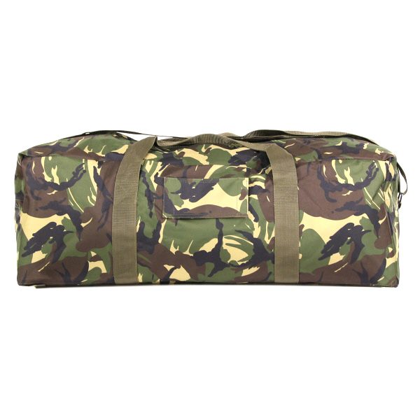 PILOTTAS KL CAMO10 De Pilottas KL Camo is een grote pilotendraagtas gemaakt van duurzaam 100% nylon materiaal. Met een afmeting van 80 x 31 x 27 cm biedt deze tas veel ruimte om spullen in op te bergen zoals kleding of sportspullen. Het is de ideale tas voor een weekendje weg, een sporttoernooi of voor het vervoeren van je gear. De tas is gemaakt van hoogwaardig nylon materiaal dat bestand is tegen slijtage en scheuren. De KL Camo kleurstelling geeft de tas een stoere en militaire look. De Pilottas KL Camo heeft een stevige ritssluiting en handvatten aan de bovenkant om de tas gemakkelijk te dragen. Daarnaast is de tas voorzien van een afneembare en verstelbare schouderriem voor extra comfort tijdens het dragen. Koop nu de Pilottas KL Camo en geniet van een ruime en duurzame tas die perfect is voor het opbergen van al je spullen. Of je nu gaat sporten, reizen of outdoor, deze tas is de perfecte metgezel.
