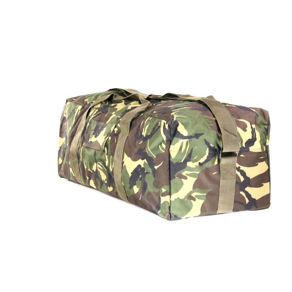 PILOTTAS KL CAMO11 De Pilottas KL Camo is een grote pilotendraagtas gemaakt van duurzaam 100% nylon materiaal. Met een afmeting van 80 x 31 x 27 cm biedt deze tas veel ruimte om spullen in op te bergen zoals kleding of sportspullen. Het is de ideale tas voor een weekendje weg, een sporttoernooi of voor het vervoeren van je gear. De tas is gemaakt van hoogwaardig nylon materiaal dat bestand is tegen slijtage en scheuren. De KL Camo kleurstelling geeft de tas een stoere en militaire look. De Pilottas KL Camo heeft een stevige ritssluiting en handvatten aan de bovenkant om de tas gemakkelijk te dragen. Daarnaast is de tas voorzien van een afneembare en verstelbare schouderriem voor extra comfort tijdens het dragen. Koop nu de Pilottas KL Camo en geniet van een ruime en duurzame tas die perfect is voor het opbergen van al je spullen. Of je nu gaat sporten, reizen of outdoor, deze tas is de perfecte metgezel.