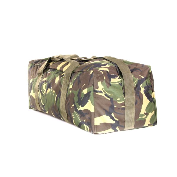 PILOTTAS KL CAMO12 De Pilottas KL Camo is een grote pilotendraagtas gemaakt van duurzaam 100% nylon materiaal. Met een afmeting van 80 x 31 x 27 cm biedt deze tas veel ruimte om spullen in op te bergen zoals kleding of sportspullen. Het is de ideale tas voor een weekendje weg, een sporttoernooi of voor het vervoeren van je gear. De tas is gemaakt van hoogwaardig nylon materiaal dat bestand is tegen slijtage en scheuren. De KL Camo kleurstelling geeft de tas een stoere en militaire look. De Pilottas KL Camo heeft een stevige ritssluiting en handvatten aan de bovenkant om de tas gemakkelijk te dragen. Daarnaast is de tas voorzien van een afneembare en verstelbare schouderriem voor extra comfort tijdens het dragen. Koop nu de Pilottas KL Camo en geniet van een ruime en duurzame tas die perfect is voor het opbergen van al je spullen. Of je nu gaat sporten, reizen of outdoor, deze tas is de perfecte metgezel.
