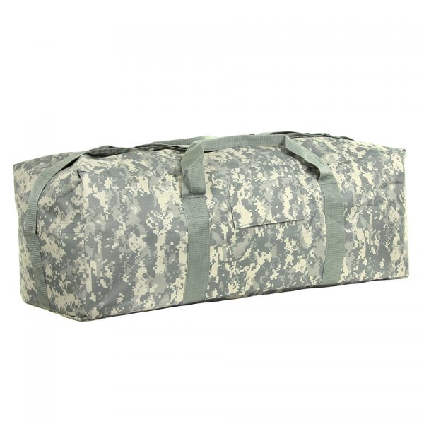 PILOTTAS KL CAMO2 De Pilottas KL Camo is een grote pilotendraagtas gemaakt van duurzaam 100% nylon materiaal. Met een afmeting van 80 x 31 x 27 cm biedt deze tas veel ruimte om spullen in op te bergen zoals kleding of sportspullen. Het is de ideale tas voor een weekendje weg, een sporttoernooi of voor het vervoeren van je gear. De tas is gemaakt van hoogwaardig nylon materiaal dat bestand is tegen slijtage en scheuren. De KL Camo kleurstelling geeft de tas een stoere en militaire look. De Pilottas KL Camo heeft een stevige ritssluiting en handvatten aan de bovenkant om de tas gemakkelijk te dragen. Daarnaast is de tas voorzien van een afneembare en verstelbare schouderriem voor extra comfort tijdens het dragen. Koop nu de Pilottas KL Camo en geniet van een ruime en duurzame tas die perfect is voor het opbergen van al je spullen. Of je nu gaat sporten, reizen of outdoor, deze tas is de perfecte metgezel.