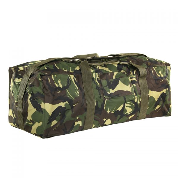 PILOTTAS KL CAMO3 De Pilottas KL Camo is een grote pilotendraagtas gemaakt van duurzaam 100% nylon materiaal. Met een afmeting van 80 x 31 x 27 cm biedt deze tas veel ruimte om spullen in op te bergen zoals kleding of sportspullen. Het is de ideale tas voor een weekendje weg, een sporttoernooi of voor het vervoeren van je gear. De tas is gemaakt van hoogwaardig nylon materiaal dat bestand is tegen slijtage en scheuren. De KL Camo kleurstelling geeft de tas een stoere en militaire look. De Pilottas KL Camo heeft een stevige ritssluiting en handvatten aan de bovenkant om de tas gemakkelijk te dragen. Daarnaast is de tas voorzien van een afneembare en verstelbare schouderriem voor extra comfort tijdens het dragen. Koop nu de Pilottas KL Camo en geniet van een ruime en duurzame tas die perfect is voor het opbergen van al je spullen. Of je nu gaat sporten, reizen of outdoor, deze tas is de perfecte metgezel.