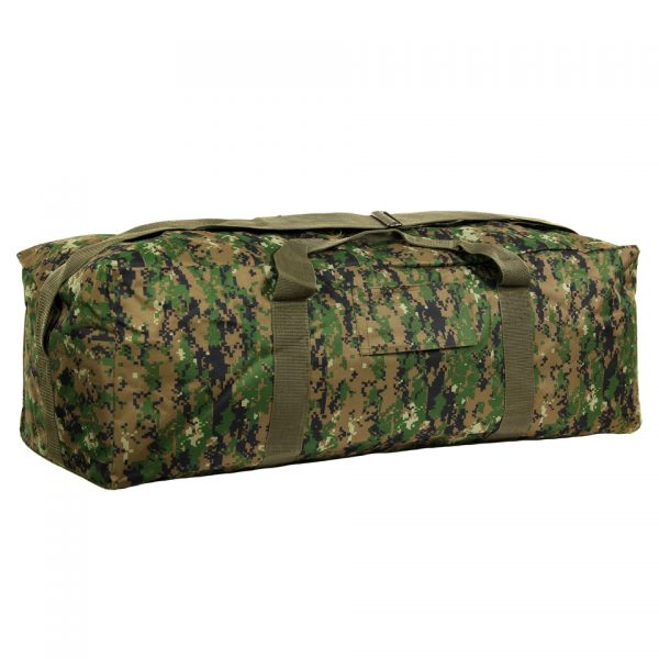 PILOTTAS KL CAMO4 De Pilottas KL Camo is een grote pilotendraagtas gemaakt van duurzaam 100% nylon materiaal. Met een afmeting van 80 x 31 x 27 cm biedt deze tas veel ruimte om spullen in op te bergen zoals kleding of sportspullen. Het is de ideale tas voor een weekendje weg, een sporttoernooi of voor het vervoeren van je gear. De tas is gemaakt van hoogwaardig nylon materiaal dat bestand is tegen slijtage en scheuren. De KL Camo kleurstelling geeft de tas een stoere en militaire look. De Pilottas KL Camo heeft een stevige ritssluiting en handvatten aan de bovenkant om de tas gemakkelijk te dragen. Daarnaast is de tas voorzien van een afneembare en verstelbare schouderriem voor extra comfort tijdens het dragen. Koop nu de Pilottas KL Camo en geniet van een ruime en duurzame tas die perfect is voor het opbergen van al je spullen. Of je nu gaat sporten, reizen of outdoor, deze tas is de perfecte metgezel.