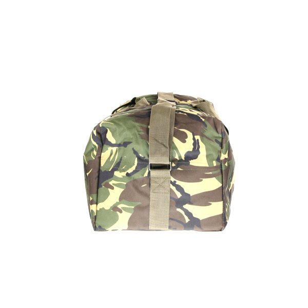 PILOTTAS KL CAMO7 De Pilottas KL Camo is een grote pilotendraagtas gemaakt van duurzaam 100% nylon materiaal. Met een afmeting van 80 x 31 x 27 cm biedt deze tas veel ruimte om spullen in op te bergen zoals kleding of sportspullen. Het is de ideale tas voor een weekendje weg, een sporttoernooi of voor het vervoeren van je gear. De tas is gemaakt van hoogwaardig nylon materiaal dat bestand is tegen slijtage en scheuren. De KL Camo kleurstelling geeft de tas een stoere en militaire look. De Pilottas KL Camo heeft een stevige ritssluiting en handvatten aan de bovenkant om de tas gemakkelijk te dragen. Daarnaast is de tas voorzien van een afneembare en verstelbare schouderriem voor extra comfort tijdens het dragen. Koop nu de Pilottas KL Camo en geniet van een ruime en duurzame tas die perfect is voor het opbergen van al je spullen. Of je nu gaat sporten, reizen of outdoor, deze tas is de perfecte metgezel.