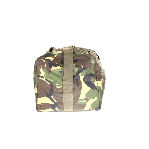 PILOTTAS KL CAMO8 De Pilottas KL Camo is een grote pilotendraagtas gemaakt van duurzaam 100% nylon materiaal. Met een afmeting van 80 x 31 x 27 cm biedt deze tas veel ruimte om spullen in op te bergen zoals kleding of sportspullen. Het is de ideale tas voor een weekendje weg, een sporttoernooi of voor het vervoeren van je gear. De tas is gemaakt van hoogwaardig nylon materiaal dat bestand is tegen slijtage en scheuren. De KL Camo kleurstelling geeft de tas een stoere en militaire look. De Pilottas KL Camo heeft een stevige ritssluiting en handvatten aan de bovenkant om de tas gemakkelijk te dragen. Daarnaast is de tas voorzien van een afneembare en verstelbare schouderriem voor extra comfort tijdens het dragen. Koop nu de Pilottas KL Camo en geniet van een ruime en duurzame tas die perfect is voor het opbergen van al je spullen. Of je nu gaat sporten, reizen of outdoor, deze tas is de perfecte metgezel.