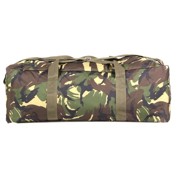 PILOTTAS KL CAMO9 De Pilottas KL Camo is een grote pilotendraagtas gemaakt van duurzaam 100% nylon materiaal. Met een afmeting van 80 x 31 x 27 cm biedt deze tas veel ruimte om spullen in op te bergen zoals kleding of sportspullen. Het is de ideale tas voor een weekendje weg, een sporttoernooi of voor het vervoeren van je gear. De tas is gemaakt van hoogwaardig nylon materiaal dat bestand is tegen slijtage en scheuren. De KL Camo kleurstelling geeft de tas een stoere en militaire look. De Pilottas KL Camo heeft een stevige ritssluiting en handvatten aan de bovenkant om de tas gemakkelijk te dragen. Daarnaast is de tas voorzien van een afneembare en verstelbare schouderriem voor extra comfort tijdens het dragen. Koop nu de Pilottas KL Camo en geniet van een ruime en duurzame tas die perfect is voor het opbergen van al je spullen. Of je nu gaat sporten, reizen of outdoor, deze tas is de perfecte metgezel.