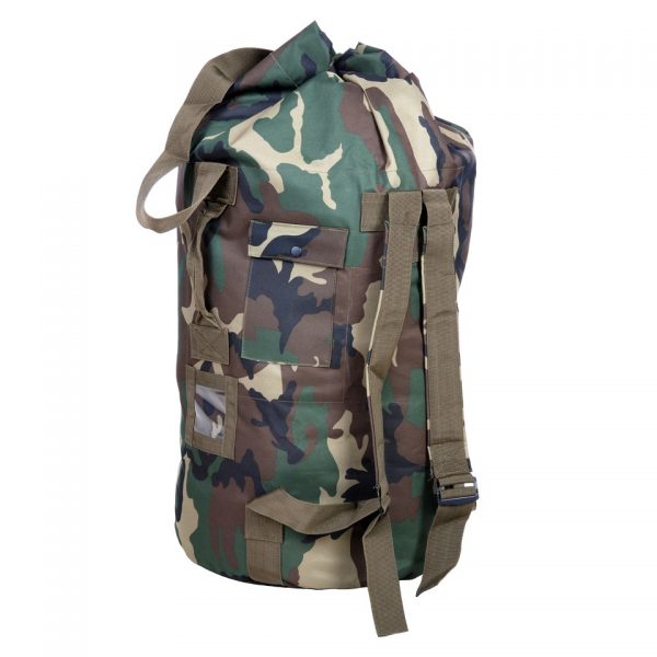 PLUNJE RUGZAK De Plunje-rugzak, gemaakt van robuust 100% polyester, biedt veelzijdigheid met draagstraps voor rugzakfunctionaliteit. Met handvat, schouderband, en 6 metalen ringen voor gemakkelijke sluiting. Een eenvoudig ontwerp met een ruime inhoud van 110 liter. <strong>Afmeting: </strong>30 x 30 x 90 cm