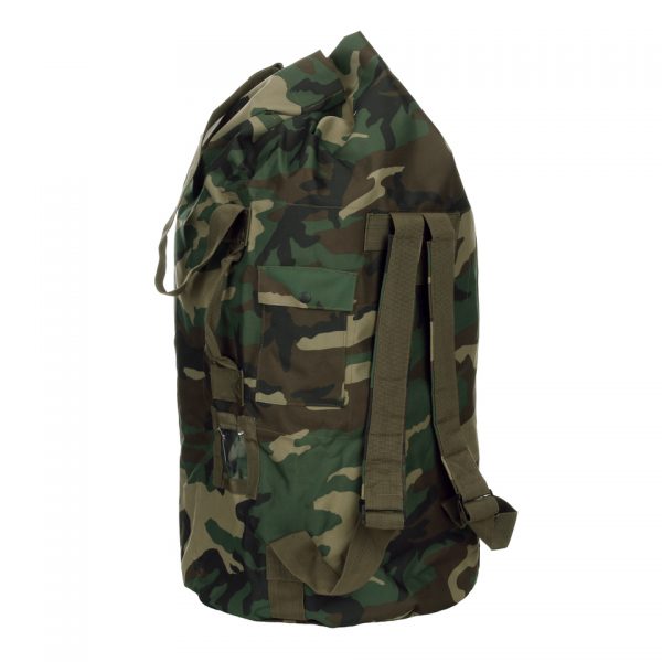 PLUNJE RUGZAK5 De Plunje-rugzak, gemaakt van robuust 100% polyester, biedt veelzijdigheid met draagstraps voor rugzakfunctionaliteit. Met handvat, schouderband, en 6 metalen ringen voor gemakkelijke sluiting. Een eenvoudig ontwerp met een ruime inhoud van 110 liter. <strong>Afmeting: </strong>30 x 30 x 90 cm