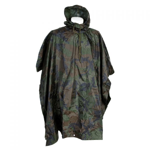 PONCHO ZWAAR WOODLAND Poncho zwaar woodland van 100% nylon. Deze poncho is ideaal tegen slecht weer en gemakkelijk mee te nemen in uw tas.