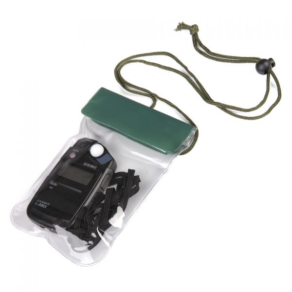 PVC WATERPROOF ZAK KLEIN Waterdichte zak van 100% plastic. Voorzien van een nek koord. <strong>Afmeting: </strong>9.4 x 5.1 cm &nbsp;