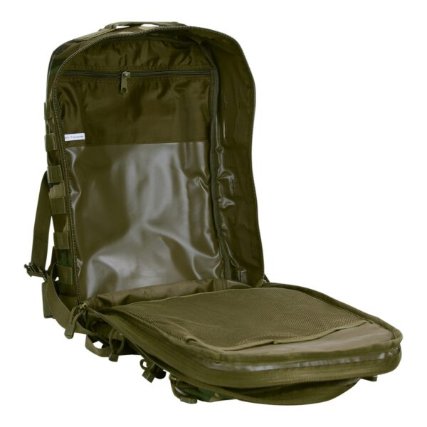 Rugzak Mountain12 De <strong>101 INC Rugzak Mountain</strong> is een robuuste rugzak ontworpen voor veelzijdig gebruik, gemaakt van 100% polyester. Deze rugzak is ideaal voor outdooractiviteiten, dagelijks gebruik of tactische doeleinden. Het beschikt over 4 afzonderlijke compartimenten, elk afsluitbaar met een rits, waardoor je spullen georganiseerd en veilig opgeborgen blijven. Dankzij de MOLLE-webbing aan de voor- en zijkanten kun je eenvoudig extra accessoires bevestigen. <strong>Kenmerken:</strong> <ul> <li><strong>Totale inhoud:</strong> 45 liter</li> <li><strong>Materialen:</strong> 100% polyester, duurzaam en slijtvast</li> <li><strong>Compartimenten:</strong> <ul> <li>Voorvak klein: 14 x 21 x 8 cm</li> <li>Voorvak groot: 25 x 21 x 12 cm</li> <li>Middenvak: 43 x 26 x 10 cm</li> <li>Hoofdvak: 46 x 28 x 21 cm</li> </ul> </li> <li><strong>MOLLE-systeem:</strong> Aan de voorzijde en zijkanten voor modulaire uitbreiding</li> </ul>