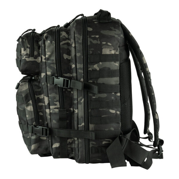 Rugzak Mountain35 De <strong>101 INC Rugzak Mountain</strong> is een robuuste rugzak ontworpen voor veelzijdig gebruik, gemaakt van 100% polyester. Deze rugzak is ideaal voor outdooractiviteiten, dagelijks gebruik of tactische doeleinden. Het beschikt over 4 afzonderlijke compartimenten, elk afsluitbaar met een rits, waardoor je spullen georganiseerd en veilig opgeborgen blijven. Dankzij de MOLLE-webbing aan de voor- en zijkanten kun je eenvoudig extra accessoires bevestigen. <strong>Kenmerken:</strong> <ul> <li><strong>Totale inhoud:</strong> 45 liter</li> <li><strong>Materialen:</strong> 100% polyester, duurzaam en slijtvast</li> <li><strong>Compartimenten:</strong> <ul> <li>Voorvak klein: 14 x 21 x 8 cm</li> <li>Voorvak groot: 25 x 21 x 12 cm</li> <li>Middenvak: 43 x 26 x 10 cm</li> <li>Hoofdvak: 46 x 28 x 21 cm</li> </ul> </li> <li><strong>MOLLE-systeem:</strong> Aan de voorzijde en zijkanten voor modulaire uitbreiding</li> </ul>