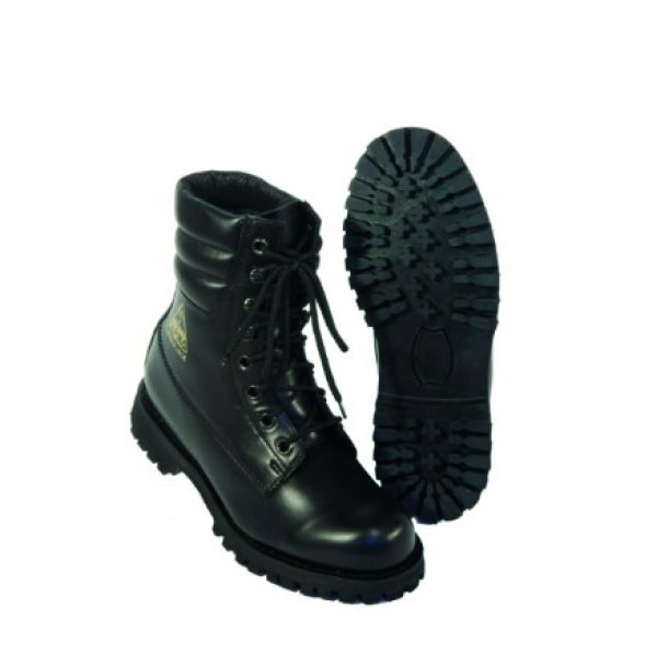 lumberjack De Alpina Lumberjack Combat Boot is een robuuste militaire gevechtslaars gemaakt van rundleder. Deze hoge laars heeft een design dat afkomstig is van Oost Europese legers en lijkt sterk op de originele Poolse gevechtslaars. Het kenmerkende van de Alpina Lumberjack Combat Boot is de Dr. Martens-achtige stijl, wat zorgt voor een stoere en tijdloze uitstraling. Deze zwarte Combat Boot is zeer stevig en geschikt voor veeleisende situaties, zoals militaire operaties of outdoor activiteiten. Ben je op zoek naar een betrouwbare en duurzame gevechtslaars met een stoere uitstraling? Dan is de Alpina Lumberjack Combat Boot zeker iets voor jou!