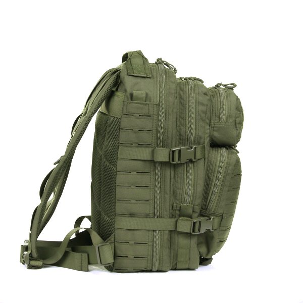 LASERCUT 1 DAY ASSAULT RUGZAK CORDURA LQ1617310 De Lasercut 1-day assault rugzak Cordura LQ16173 is een compacte en stevige rugzak, ideaal voor een dagje weg, school, of outdooractiviteiten zoals airsoft. Gemaakt van hoogwaardig Cordura Fabric, biedt deze rugzak duurzaamheid en slijtvastheid. De lasercut Molle-uitsparingen maken het eenvoudig om extra accessoires en pouches te bevestigen.