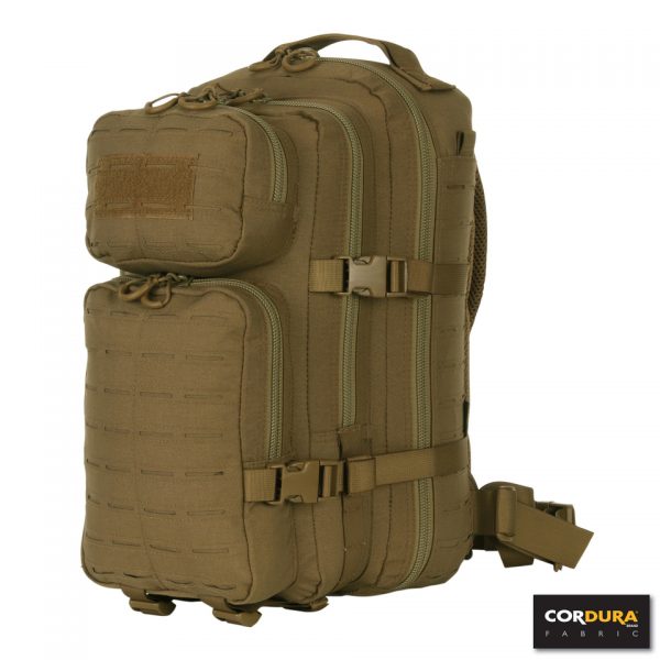 LASERCUT 1 DAY ASSAULT RUGZAK CORDURA LQ161733 De Lasercut 1-day assault rugzak Cordura LQ16173 is een compacte en stevige rugzak, ideaal voor een dagje weg, school, of outdooractiviteiten zoals airsoft. Gemaakt van hoogwaardig Cordura Fabric, biedt deze rugzak duurzaamheid en slijtvastheid. De lasercut Molle-uitsparingen maken het eenvoudig om extra accessoires en pouches te bevestigen.